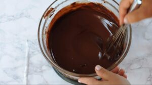 Torta Caprese facile (gâteau italien au chocolat sans farine) - Faites fondre le chocolat avec le beurre dans un grand bol au bain-marie ou au micro-ondes à puissance moyenne