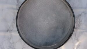 Torta Caprese facile (gâteau italien au chocolat sans farine) - Découpez du papier cuisson en forme de cercle pour le fond du moule et placez deux longues bandes sur les côtés