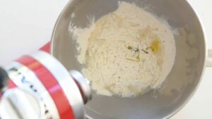 Torta Verde Ligure – Tourte Salée aux Légumes Verts - Enveloppez la pâte dans du film alimentaire.