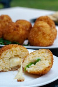 Arancini de riz sans gluten et végétariens - Déguster les arancini bien chauds