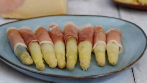 Asperges blanches au prosciutto et vinaigrette à l'œuf - Envelopper les asperges de prosciutto