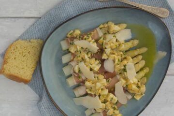 Asperges blanches au prosciutto et vinaigrette à l'œuf - en-tête