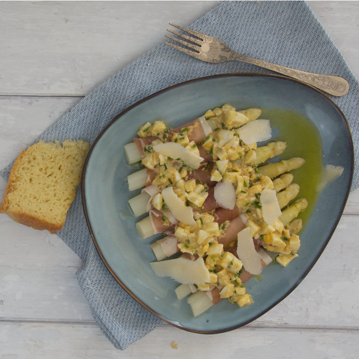 Asperges blanches au prosciutto et vinaigrette à l'œuf - en-tête
