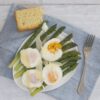 Asperges vertes aux œufs pochés et au parmesan - en-tête