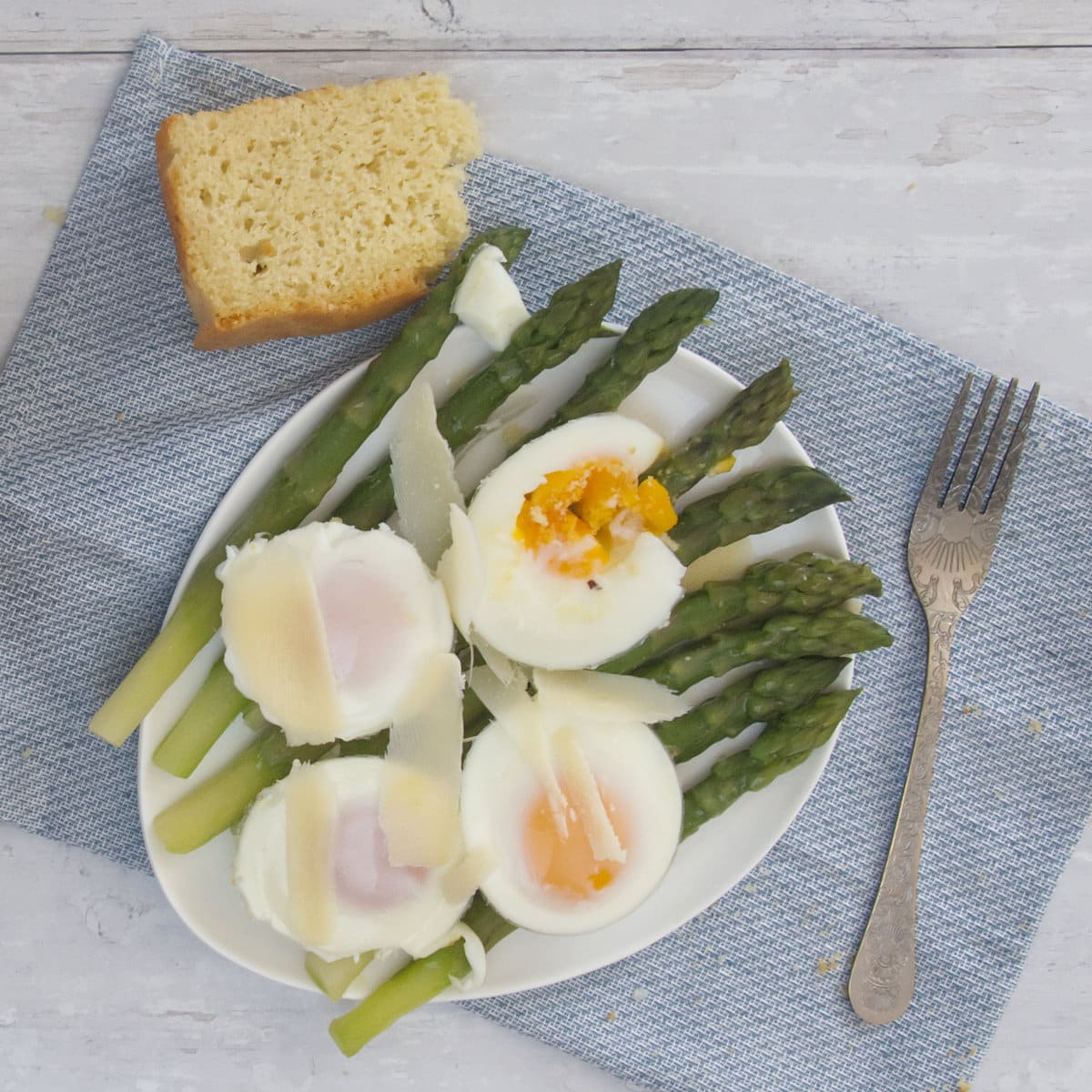Asperges vertes aux œufs pochés et au parmesan - en-tête