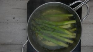 Asperges vertes aux œufs pochés et au parmesan - faire cuire les asperges vertes