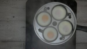 Asperges vertes aux œufs pochés et au parmesan - pocher les œufs bien coulants