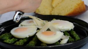 Asperges vertes aux œufs pochés et au parmesan - râper le parmesan sur l'ensemble