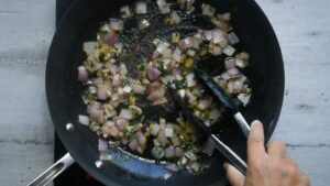 Aubergines rondes farcies froides (Melanzane fredde ripiene) - Faire revenir les oignons hachés