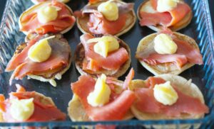 Blinis salés à servir lors d'un dîner - blinis garnis au saumon fumé