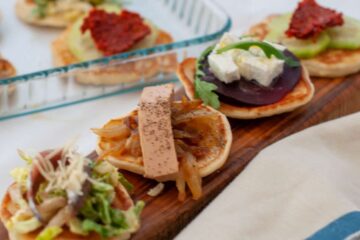 Blinis salés à servir lors d'un dîner - en-tête