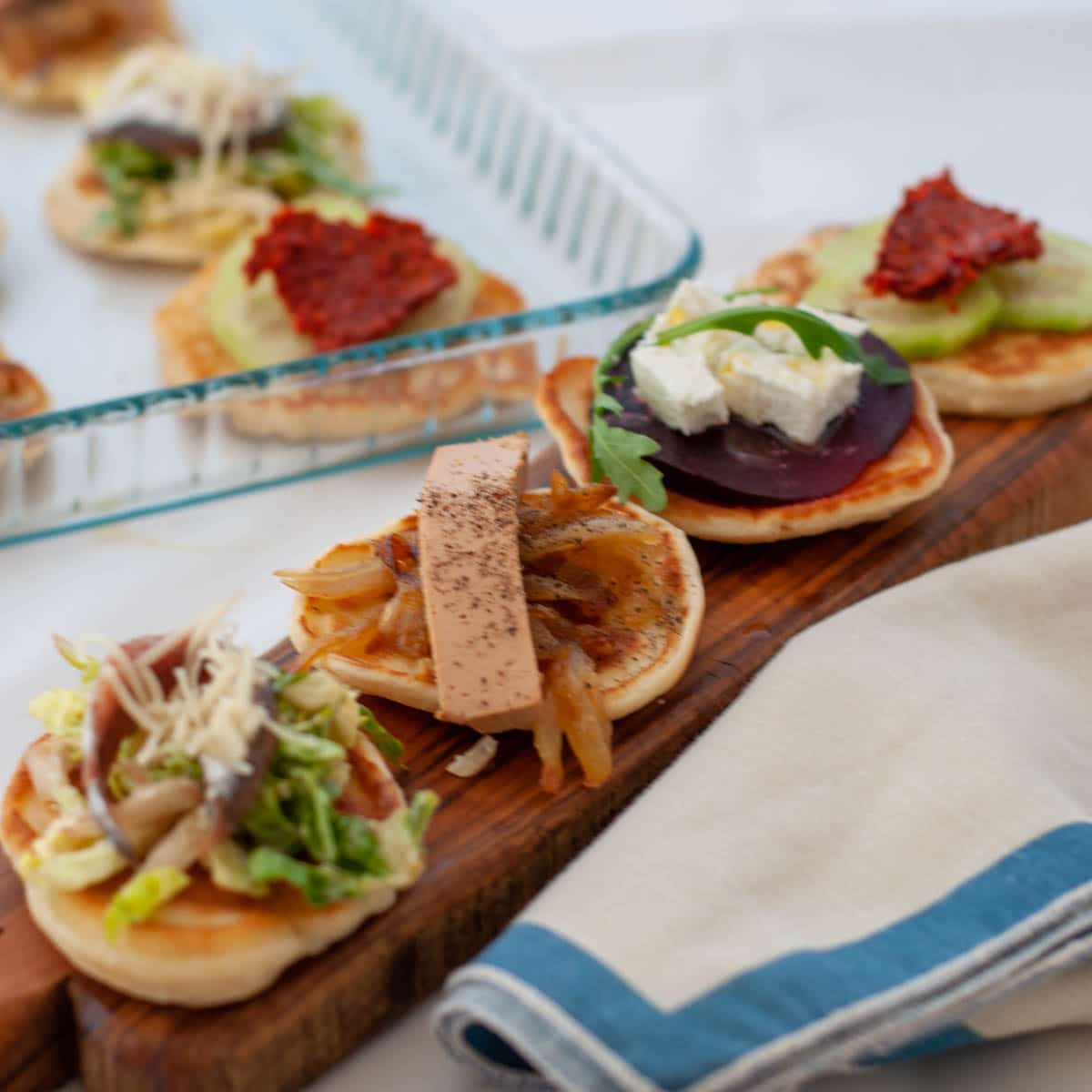 Blinis salés à servir lors d'un dîner - en-tête