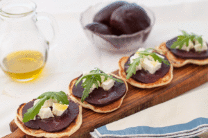 Blinis salés à servir lors d'un dîner - pancakes à la betterave et feta