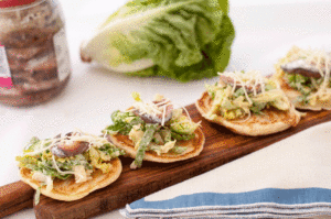 Blinis salés à servir lors d'un dîner - pancakes à la salade et anchois