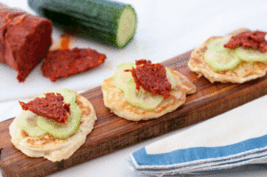 Blinis salés à servir lors d'un dîner - pancakes au concombre et nduja