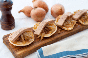 Blinis salés à servir lors d'un dîner - pancakes aux oignons et pâté