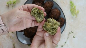 Boulettes d'aubergines italiennes, polpette di melanzane - dégustez les boulettes tièdes