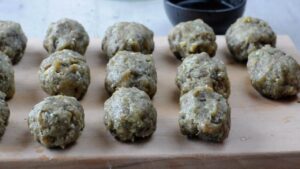 Boulettes d'aubergines italiennes, polpette di melanzane - façonnez les boulettes ovales