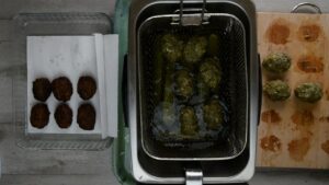 Boulettes d'aubergines italiennes, polpette di melanzane - faites frire les boulettes