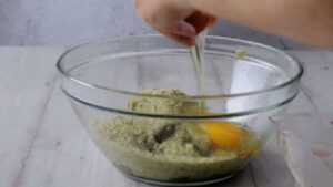 Boulettes d'aubergines italiennes, polpette di melanzane - mélangez tous les ingrédients
