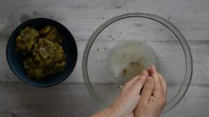 Boulettes d'aubergines italiennes, polpette di melanzane - pressez pour extraire l'eau