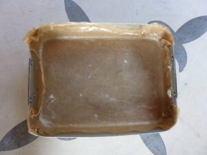Brownies américains classiques - chemiser le moule de papier cuisson