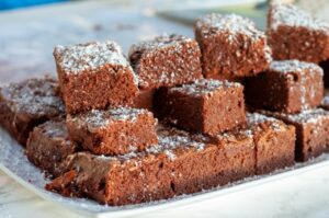 Brownies américains classiques - saupoudrer de sucre glace et servir