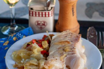 Cabillaud au four avec pommes de terre et oignons - en-tête