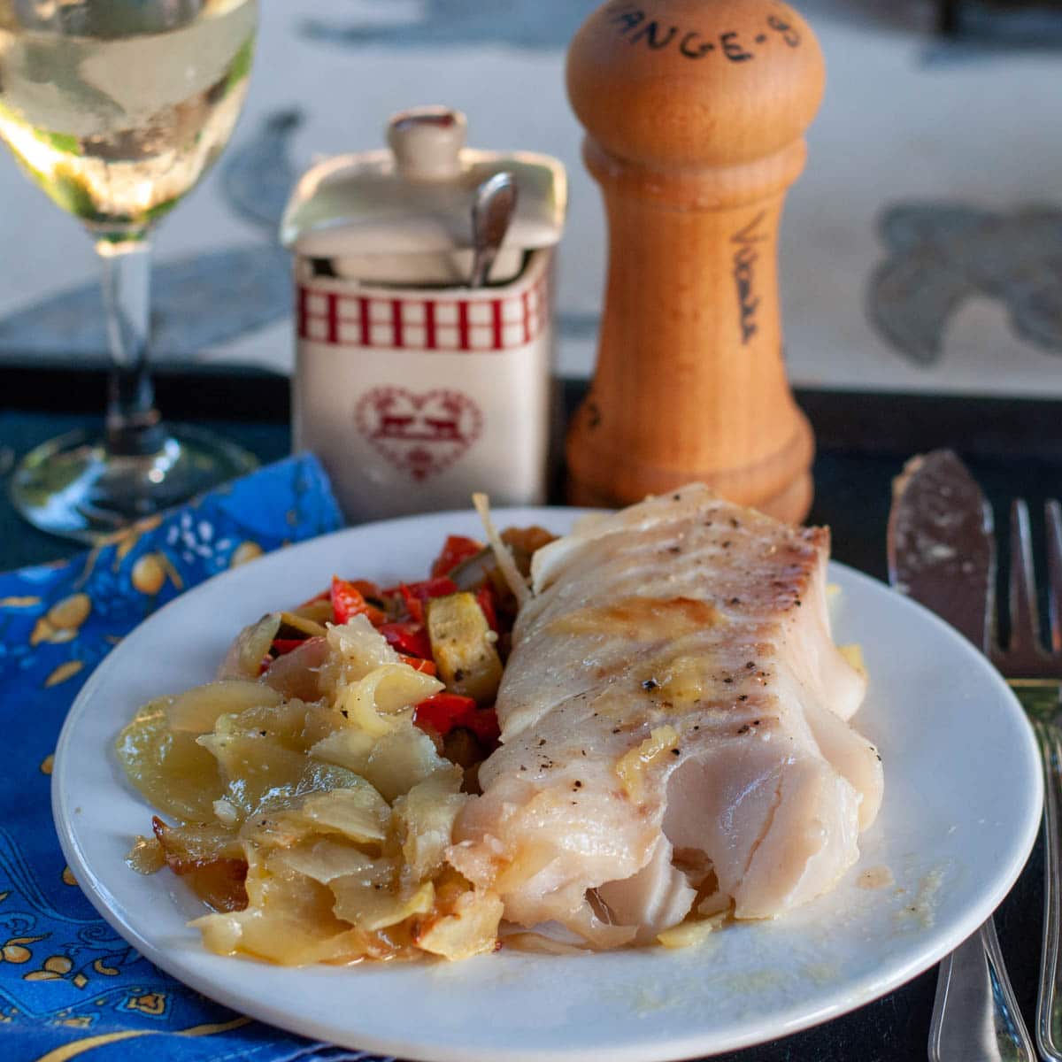 Cabillaud au four avec pommes de terre et oignons - en-tête