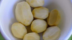 Cabillaud au four avec pommes de terre et oignons - pommes de terre épluchées