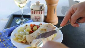 Cabillaud au four avec pommes de terre et oignons - service du poisson chaud