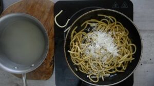 Cacio e pepe (tonnarelli au fromage et au poivre noir) - ajouter le pecorino râpé