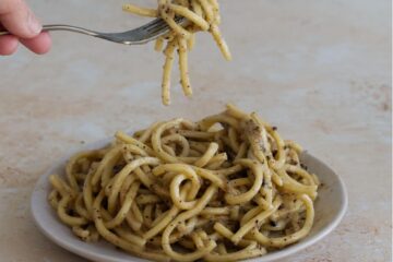 Cacio e pepe (tonnarelli au fromage et au poivre noir) - en-tête