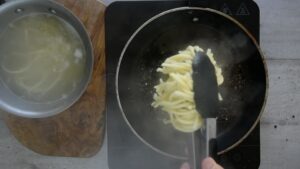 Cacio e pepe (tonnarelli au fromage et au poivre noir) - transférer les pâtes en poêle