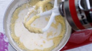 Cake à l'orange et à la noix de coco - ajouter le lait et coco