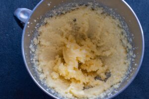 Cake à l'orange et à la noix de coco - fouetter le beurre et sucre