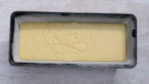 Cake à l'orange et à la noix de coco - verser la pâte dans le moule