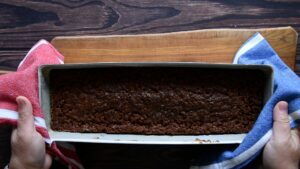 Cake aux carottes et aux noix - cake doré sorti du four