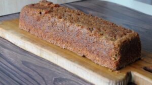 Cake aux carottes et aux noix - démouler le cake pour refroidir