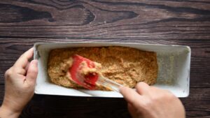 Cake aux carottes et aux noix - répartir la pâte dans le moule