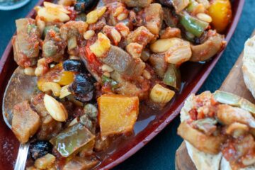 Caponata sicilienne de légumes aux aubergines - en-tête