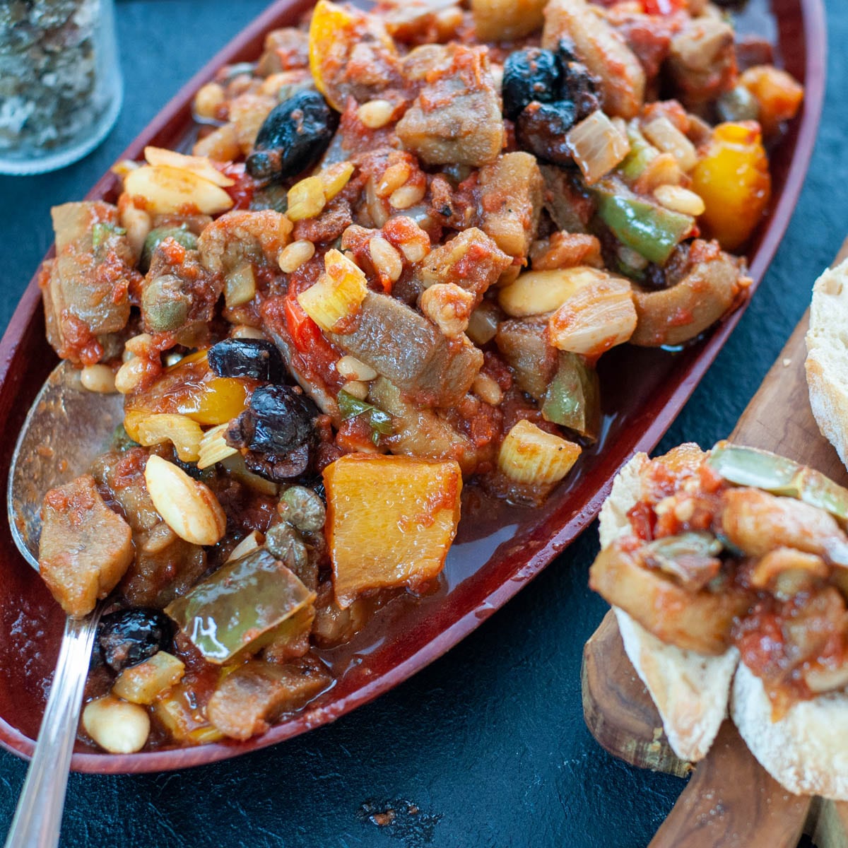 Caponata sicilienne de légumes aux aubergines - en-tête