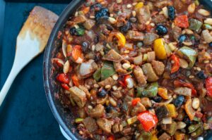 Caponata sicilienne de légumes aux aubergines - remuer la caponata dans la poêle
