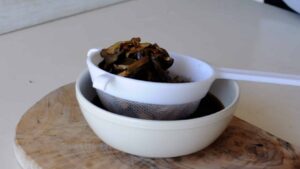 Cèpes séchés - Égoutter les champignons réhydratés