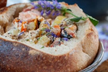 Chowder de fruits de mer en bol de pain - en-tête