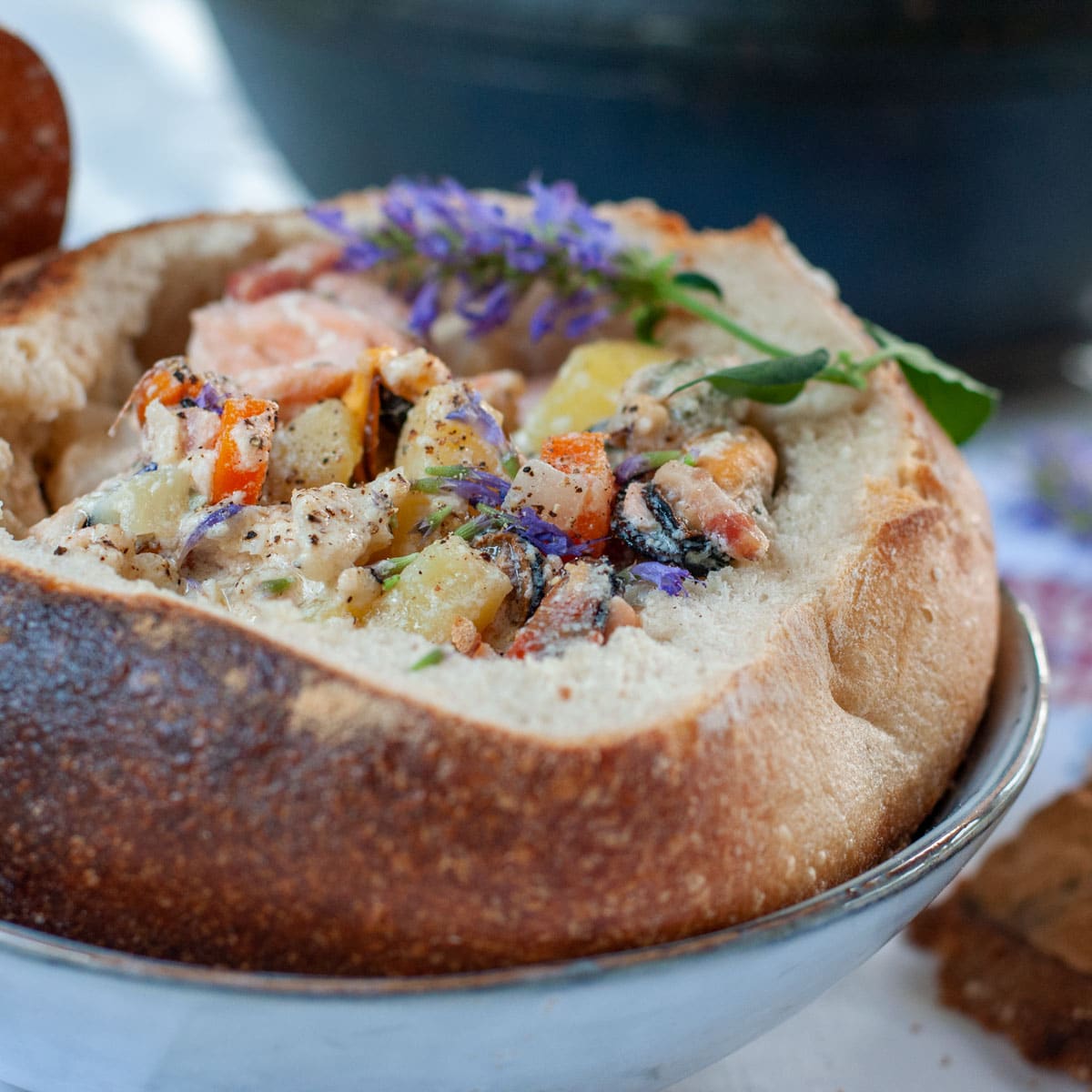 Chowder de fruits de mer en bol de pain - en-tête