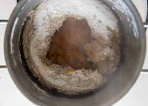 Comment préparer un consommé de bœuf - cheminée dans la masse clarifiante