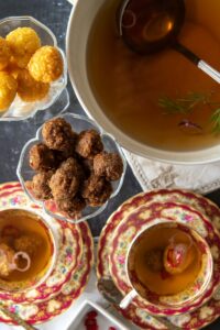 Comment préparer un consommé de bœuf - dégustation du consommé bien chaud