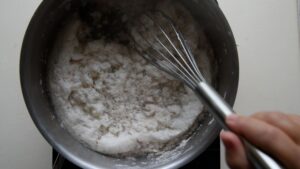 Comment préparer un consommé de bœuf - fouettage régulier pendant la cuisson