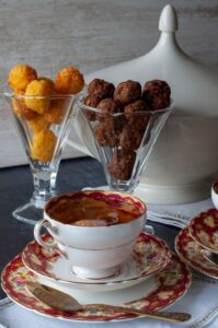 Comment préparer un consommé de bœuf - service des boulettes et consommé